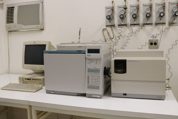 Cromatógrafo a gás equipado com detector de emissão atômica (GC-AED) marca Agilent